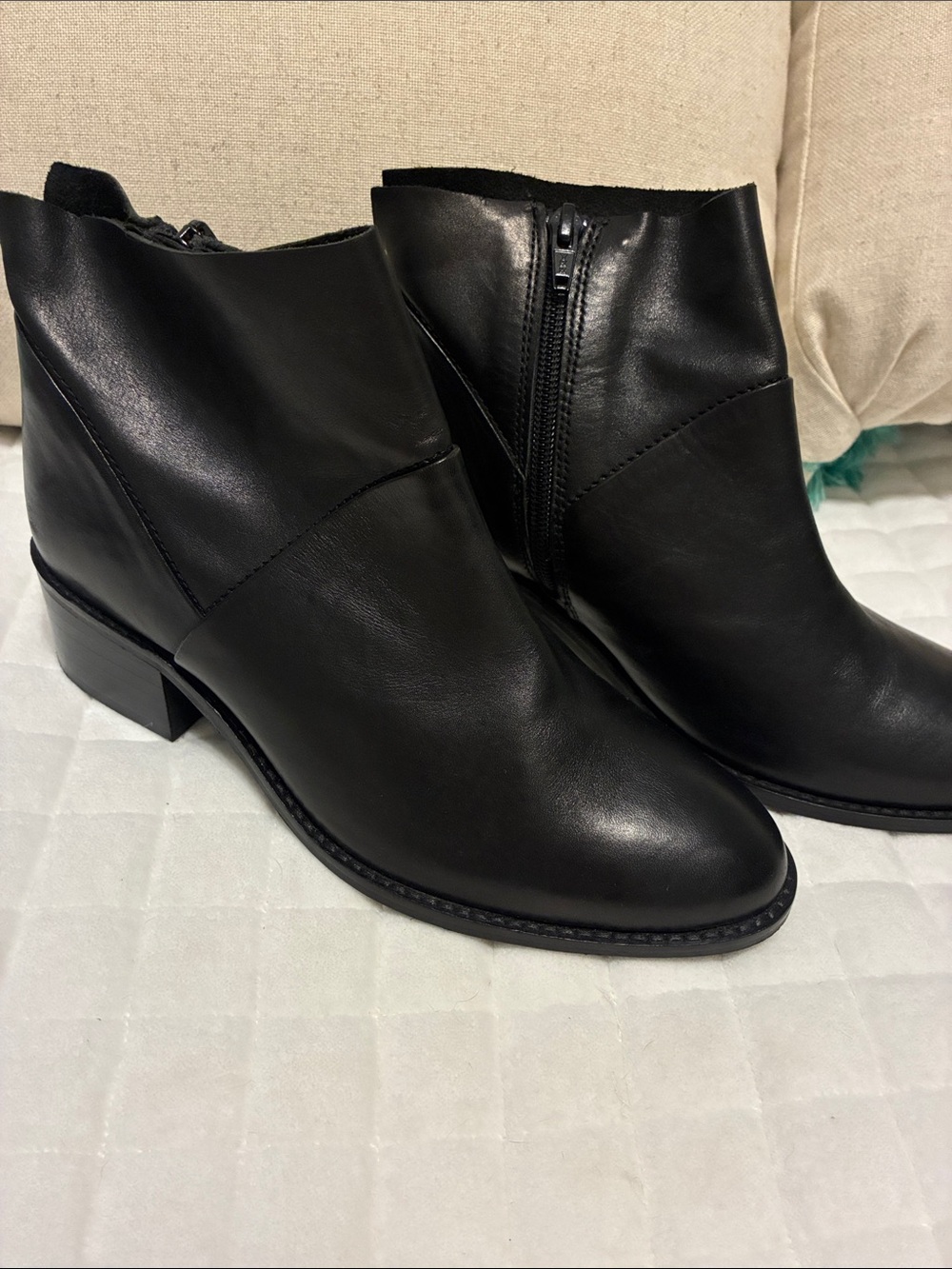 NWOT Steve Madden Black Leather Ankle Booties with Side Zip. Size 7